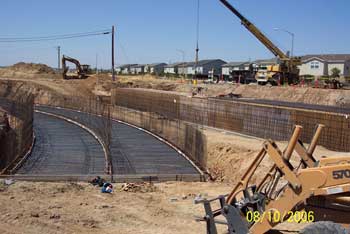 Curved deck slab and power shovel